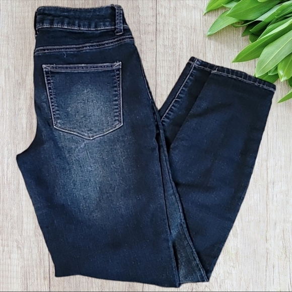 MAURICES Dark Wash Distressed Jeans size Medium Regular - Picture 2 of 9